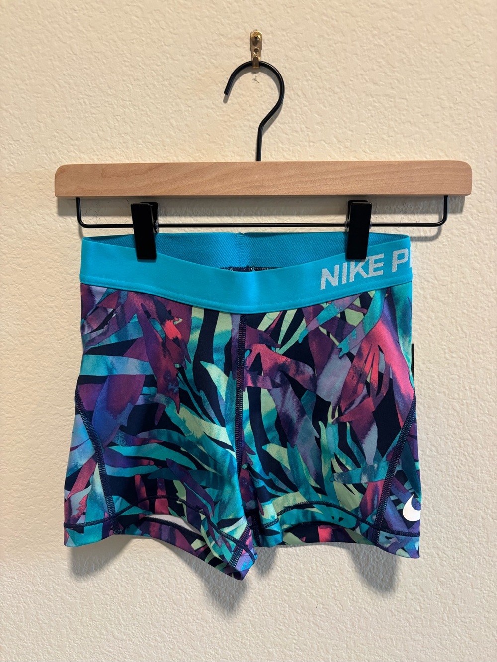 NWT Women’s Nike Pro Cool Multicolor Abstract Training Shorts - Picture 2 of 4